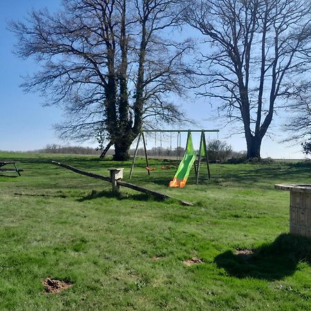 Gîte à l'ombre des chênes Châteauvieux Exterior foto